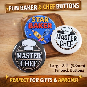 Puede incluir: Tres botones con temática de chef y repostería. Un botón es azul con el texto "Star Baker" y un gráfico de rodillo y batidor. Dos botones dicen "Master Chef" con un gráfico de gorro de chef. Los botones tienen 5,8 cm de diámetro.
