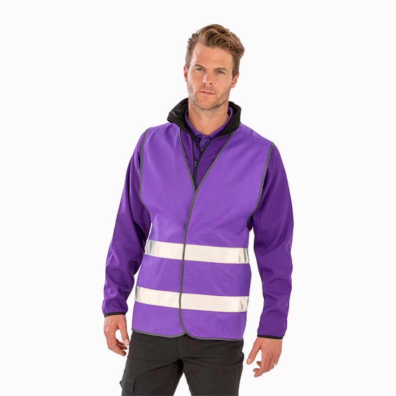 Op de afbeelding: Een paarse veiligheidsvest met reflecterende zilveren strepen. Het vest heeft een ritssluiting en een opstaande kraag.