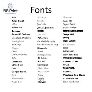 Op de afbeelding: Een verscheidenheid aan lettertypen, waaronder Arial, Impact en Times New Roman, wordt weergegeven tegen een witte achtergrond. Het woord "Fonts" staat bovenaan. Het BS Print-logo staat linksboven.