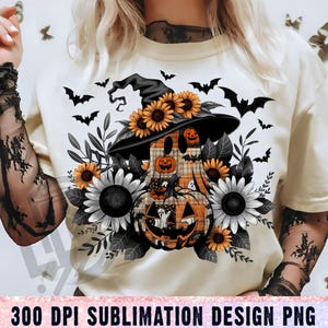 Op de afbeelding: Crèmekleurig T-shirt met een Halloween-thema ontwerp. Het ontwerp bevat een heksenhoed versierd met zonnebloemen, een geruite pompoen met een lantaarngezicht en zwart-witte zonnebloemen. Vleermuizen zijn verspreid rond het ontwerp. De tekst "300 DPI SUBLIMATION DESIGN PNG" staat onderaan.