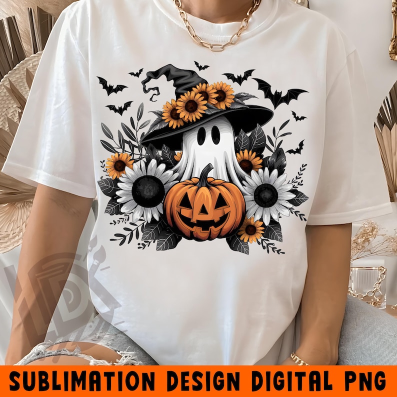 K&ouml;nnte beinhalten: Wei&szlig;es T-Shirt mit einem Sublimationsdesign, das einen Geist mit Hexenhut, einen K&uuml;rbis und schwarze Flederm&auml;use zeigt. Das Design ist von Sonnenblumen und Bl&auml;ttern umgeben.