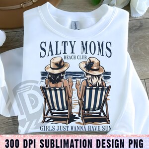 Op de afbeelding: Een wit sublimatieontwerp met twee vrouwen die hoeden en zonnebrillen dragen en op strandstoelen zitten met drankjes in hun handen. De tekst luidt "Salty Moms Beach Club Girls Just Wanna Have Sun".