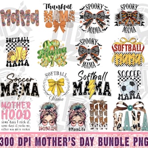 Pu&ograve; includere: Un download digitale di 10 design a tema Festa della Mamma con vari sport, hobby e attivit&agrave;. I design includono testo come "Softball Mama", "Soccer Mama", "Spooky Mama" e "Thankful Mama".