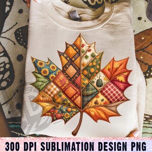 Peut inclure: Un sweat-shirt beige orné d'une grande feuille colorée. La feuille est composée de divers motifs patchwork, notamment des tournesols, des citrouilles et du tartan. Le texte "300 DPI SUBLIMATION DESIGN PNG" est en bas.