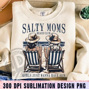 Op de afbeelding: Een sublimatieontwerp met twee vrouwen in strohoeden die op strandstoelen zitten met drankjes in hun handen. De tekst luidt "Salty Moms Beach Club" en "Girls Just Wanna Have Sun".