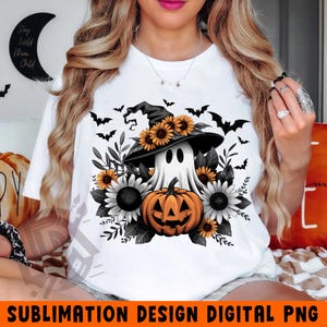 K&ouml;nnte beinhalten: Ein wei&szlig;es T-Shirt mit einem Sublimationsdesign eines Geistes, der einen Hexenhut tr&auml;gt und einen K&uuml;rbis h&auml;lt. Der Geist ist von Sonnenblumen und Flederm&auml;usen umgeben.
