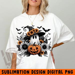 K&ouml;nnte beinhalten: Ein wei&szlig;es T-Shirt mit einem Sublimationsdesign, das einen Geist zeigt, der einen Hexenhut mit Sonnenblumen und einem K&uuml;rbis tr&auml;gt. Das Design ist von schwarzen Flederm&auml;usen und Sonnenblumen umgeben.