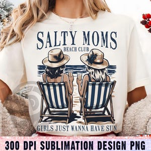 Op de afbeelding: Een sublimatieontwerp met twee vrouwen in strandstoelen met drankjes in de hand. De tekst luidt "Salty Moms Beach Club" en "Girls Just Wanna Have Sun".