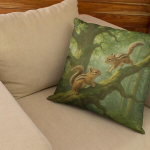 Almohada de ardillas jugando en un árbol, cojín decorativo con animales adorables, cojín decorativo con animales del bosque, decoración para el hogar con criaturas del bosque, naturaleza