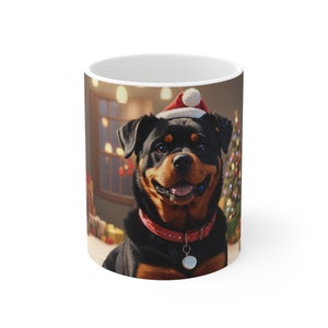 Op de afbeelding: Een zwarte en bruine Rottweiler-hond die een rode kerstmanmuts en een rode halsband met een zilveren tag draagt. De hond zit voor een kerstboom met lampjes.