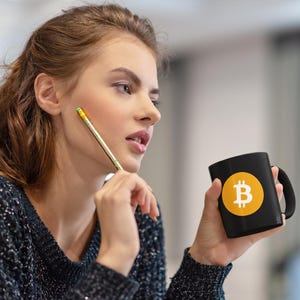 Caneca preta com tema de mercado de alta de Bitcoin, xícara de café com criptomoeda, presente de BTC, investidor do mercado de ações, decoração de escritório financeiro