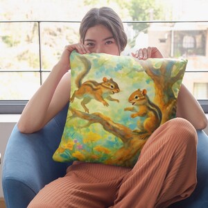 Cojín con un lindo animal jugando en un árbol, cojín decorativo con ardillas, cojín decorativo con animales del bosque, decoración para el hogar con criaturas del bosque, naturaleza