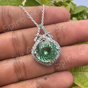 27 kt natuurlijke groene toermalijnhanger, druppelvormige halo-edelsteenketting in 925 sterlingzilver met lab-diamanten aan de zijkant, cadeau voor haar
