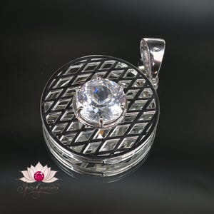 Pendentif en argent sterling 925 avec saphir blanc naturel en fonte de 104 carats Pendentif de bijouterie de forme ronde, cadeau élégant pour elle