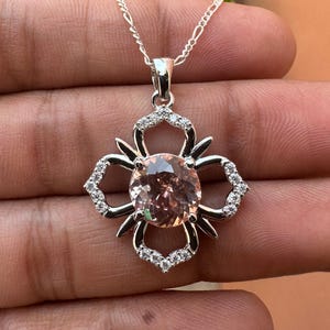 28カラット 天然ピーチ パパラチャ フローラル マジェスティ ペンダント 925 シルバーネックレス | ラボグロウン ダイヤモンド サイドストーン | 彼女へのギフトに最適なステートメントジュエリー