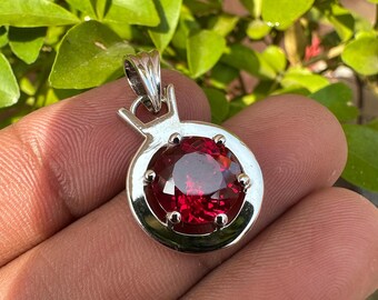 Colgante de rubí rojo natural redondo de 26,85 quilates, collar de plata 925 con diamantes cultivados en laboratorio, piedras laterales, regalo para ella, joyería llamativa