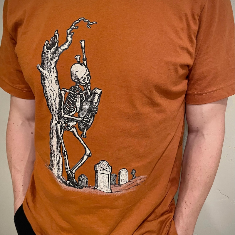 T-shirt Homme Gildan Coton - Dessin Squelette Jouant De La Cornemuse, Coupe Loose Fit, Neuf Sans étiquettes