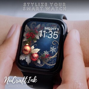 Może przedstawiać: Czarny smartwatch z tarczą zegarka w świątecznym stylu. Tarcza zegarka ma niebieski tło z złotymi zawijasami, czerwonymi jagodami i złotymi ozdobami. Godzina jest wyświetlana jako 11:35 z datą SOB, 5 PAŹ.