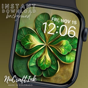 Könnte beinhalten: Ein digitales Zifferblatt mit einem grünen vierblättrigen Kleeblatt-Design. Die Uhrzeit ist 12:06 Uhr und das Datum ist Freitag, der 15. November. Das Zifferblatt wird von NuCraft Ink hergestellt und trägt den Schriftzug "Made in Colorado".