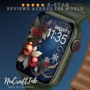 Może przedstawiać: Zielony zegarek Apple Watch z brązowym sk&oacute;rzanym paskiem. Tarcza zegarka to cyfrowy zegar z niebieskim tłem i świątecznym wzorem z ostrokrzewu, jag&oacute;d i ozd&oacute;b. Godzina to 11:35, a data to SOB, 5 PAŹ. Tekst "NuCraft Ink" i "MADE IN COLORADO" jest wyświetlany pod tarczą zegarka.