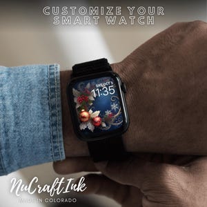 Może przedstawiać: Czarny smartwatch z niestandardową tarczą zegara, kt&oacute;ra przedstawia niebieskie tło z zimowym wzorem świątecznym. Tarcza zegara wyświetla datę i godzinę: "SOB, 5 PAŹ 11:35".