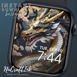 Può includere: Un quadrante di orologio Apple nero con un design di drago dorato e blu. Il quadrante dell'orologio mostra la data e l'ora: "TUE, SEP 10 7:44". Il testo "NuCraftInk MADE IN COLORADO" è nella parte inferiore del quadrante dell'orologio.