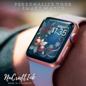 Może przedstawiać: Złoty zegarek Apple Watch z białym paskiem i niestandardową tarczą zegara z zimowym wzorem świątecznym z czerwonymi i złotymi ozdobami, ostrokrzewem i płatkami śniegu. Tarcza zegara wyświetla r&oacute;wnież datę i godzinę: SOB, 5 PAŹ 11:35. Zegarek został wykonany przez NuCraft Ink, MADE IN COLORADO.