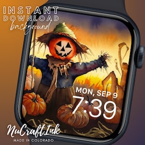 Puede incluir: Una esfera de reloj digital con una ilustración de acuarela de un espantapájaros con cabeza de calabaza. El fondo es una puesta de sol con calabazas en primer plano. La esfera del reloj muestra la fecha y la hora: LUNES, SEP 9 7:39. El texto "NuCraft Ink MADE IN COLORADO" está en la parte inferior de la esfera del reloj.