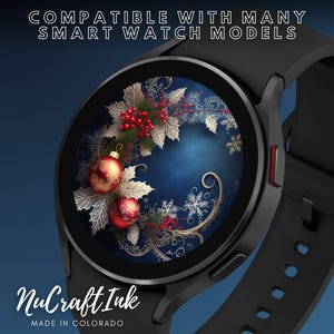 Może przedstawiać: Czarny smartwatch z okrągłą tarczą, na kt&oacute;rej wyświetlony jest świąteczny zegarek z czerwonymi i złotymi ozdobami, ostrokrzewem i płatkami śniegu na niebieskim tle. Pod tarczą zegarka widnieje tekst "NuCraftInk MADE IN COLORADO".