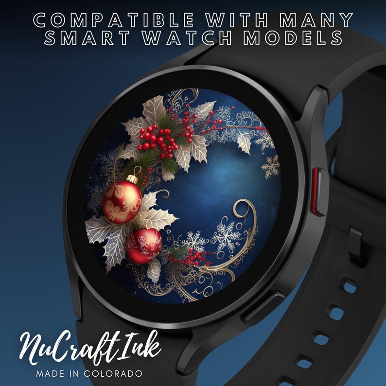 Może przedstawiać: Czarny smartwatch z okrągłą tarczą, na kt&oacute;rej wyświetlony jest świąteczny zegarek z czerwonymi i złotymi ozdobami, ostrokrzewem i płatkami śniegu na niebieskim tle. Pod tarczą zegarka widnieje tekst "NuCraftInk MADE IN COLORADO".