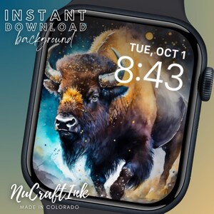 Può includere: Un quadrante di orologio digitale con un'illustrazione ad acquerello di un bisonte marrone su uno sfondo blu e bianco. L'ora è 8:43 e la data è mar, 1 ott. Il quadrante dell'orologio è etichettato "NuCraft Ink, Made in Colorado".
