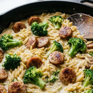 Tarjeta imprimible de pollo con salchicha, brócoli y orzo — Plato único / Cena familiar / Descarga instantánea