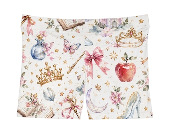 Prinzessinnen-Märchenmuster Damenshorts | Aquarellkrone, Glaspantoffel, Apfel