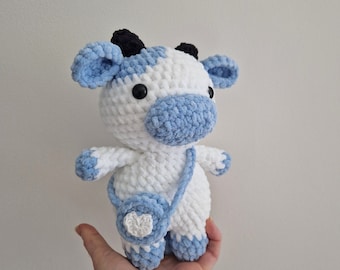 Peluche vache bleu ciel fait main au crochet