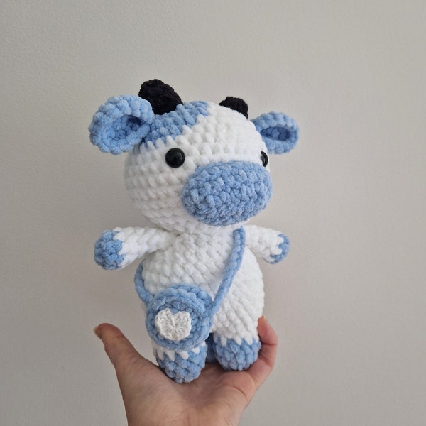 Peluche vache bleu ciel fait main au crochet