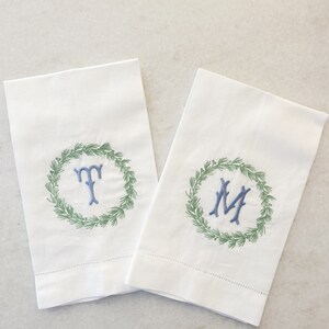 Essuie-mains couronne des Fêtes à monogramme