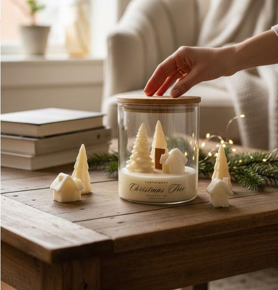 Winterland im Glas Kerze mit kleinen Tannen verschneitem Häuschen, handgemachtes Geschenk schöne Deko zu Weihnachten,Weihnachtskerze Tannen