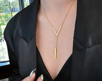 Gold V-Ausschnitt baumeln Anhänger Halskette | Minimalistischer Stil | Größenverstellbar | Anspruchsvolle Klasse Schmuck | Besonderes Geschenk für sie