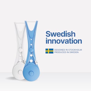 Pode incluir: Dois palitos de fio dental, um branco e outro azul, são exibidos em um fundo branco. O palito azul tem uma base redonda e um botão. O texto diz "Swedish innovation" com a bandeira sueca e "Designed in Stockholm, Produced in Sweden."