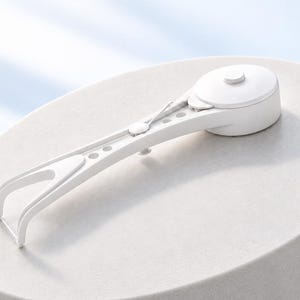 Può includere: Uno strumento per filo interdentale in plastica bianca caratterizzato da un alloggiamento circolare a un'estremità, un manico lungo con una serie di piccoli fori circolari e una testa a forma di Y con un filo sottile teso tra le punte.
