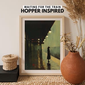 Peut inclure: Une peinture encadrée représentant une silhouette solitaire en manteau debout sur un quai, attendant un train. Le quai est désert et la scène est baignée d'une douce lumière verte. La peinture est inspirée de l'œuvre d'Edward Hopper.