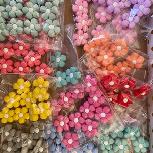 A variety of flowers in diferrent colors to choose for your design. Ask me for the color you want and the combination.
