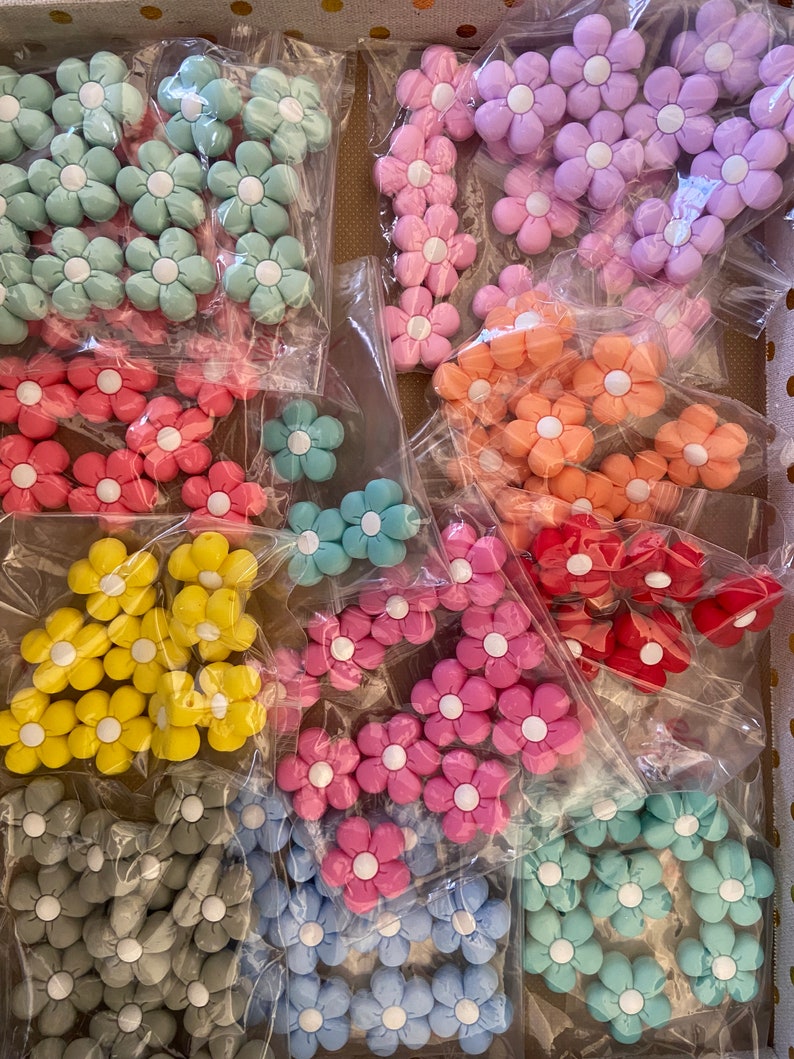 A variety of flowers in diferrent colors to choose for your design. Ask me for the color you want and the combination.