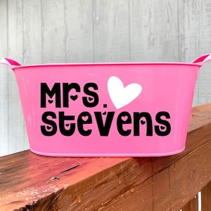 Benutzerdefinierte Valentines Name Bucket, personalisierte Name Bucket, Eimer mit Namen, personalisierter Geschenkkorb, Valentines Card Store