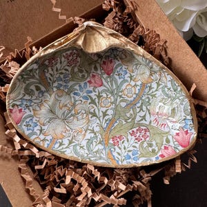 William Morris Green Floral Pattern, Clam Shell Trinket Dish, Jewelry Dish, Home Decor, Seashell Art, Gift For Her, Ring Dish