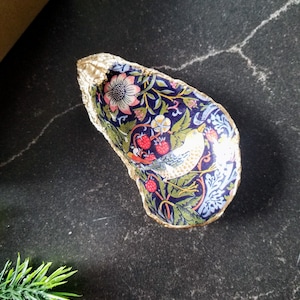 William Morris Strawberry Thief Oyster Shell Ring Dish, Ring Holder, Handmade Gift, Classic English Grand-millennial style