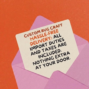 Puede incluir: Un sobre rosa sobre un fondo naranja. El sobre contiene una tarjeta blanca con texto rojo que dice "CUSTOM RUG CRAFT HASSLE-FREE DELIVERY: ALL IMPORT DUTIES AND TAXES ARE INCLUDED. NOTHING EXTRA AT YOUR DOOR."