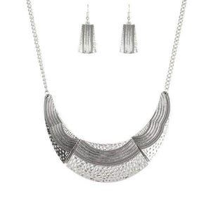 Könnte beinhalten: Eine weiße Keramik-Tasse mit schwarzem Henkel und dem Text "But First, Coffee" in schwarzer, handschriftlicher Schrift. Die Tasse steht auf einer weißen Oberfläche.