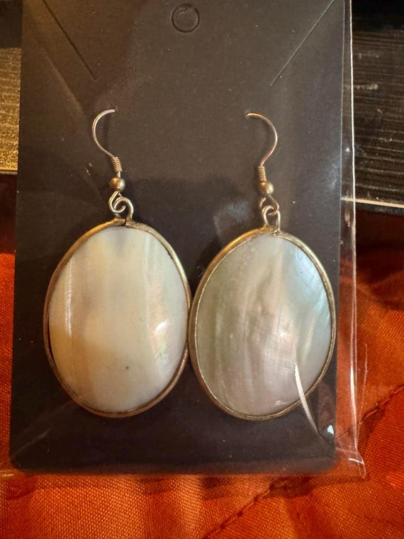 Beautiful Dangle Shell Hook Earrings. - image 1