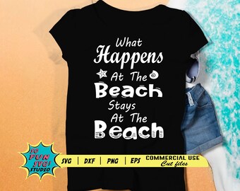 Peut inclure: T-shirt noir avec du texte blanc qui dit "What Happens At The Beach Stays At The Beach".